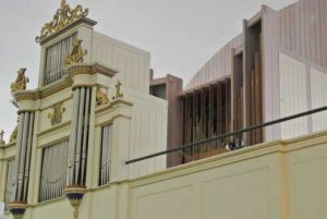 På orgelläktaren återfinns två orgelpipuppsättningar, en från 1872 och en från 1972. 